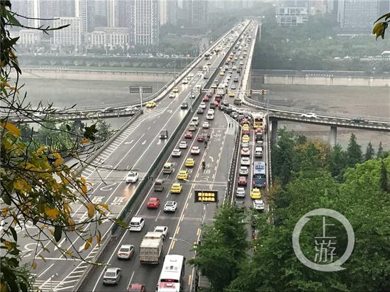 重庆主城三座大桥限号首日 直击周一早高峰