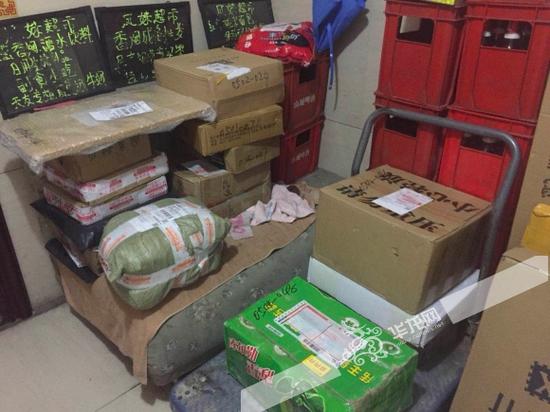 小区代收点货满为患。见习记者 覃政摄