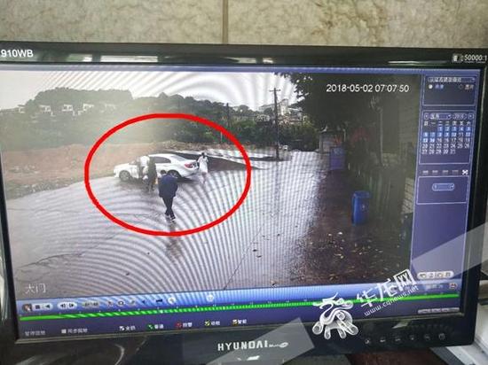 5月2号早上7点过,小李送老丈人一行人下山的监控视频。华龙网记者 许焱雄 摄