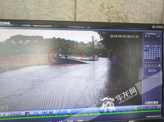 上午9点过,小李父亲一行人在山庄外等待。华龙网记者许焱雄摄
