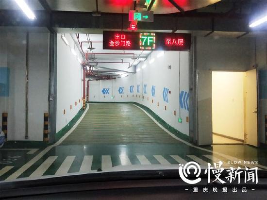 △进入力帆中心停车库,宛如进入时空隧道