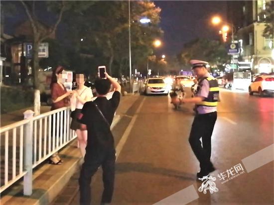 民警劝离三名女孩。沙坪坝警方供图 华龙网发