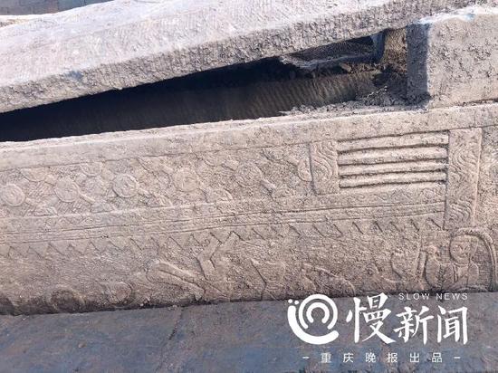 墓身上精美的雕刻