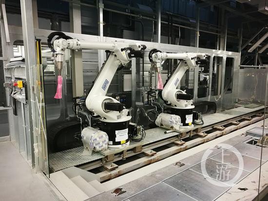 △金康汽车生产车间机器人手臂已经安装到位