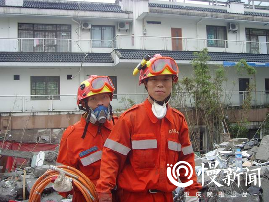 △5·12地震救援现场,谭明华(左)
