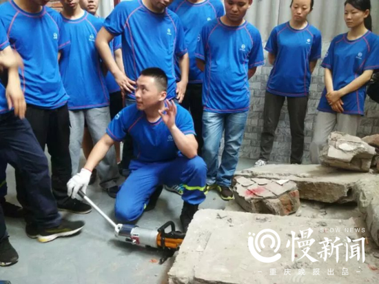 △每周,他会组织队内小伙伴进行废墟救援、水域救援、绳索救援等专业培训