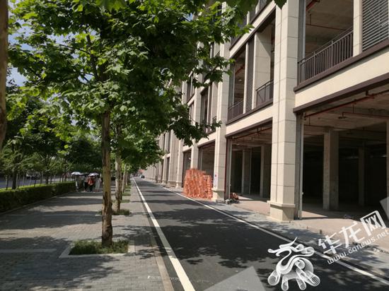 △车行道紧贴小区外围商铺,运送装修材料很方便。记者 伊永军 摄
