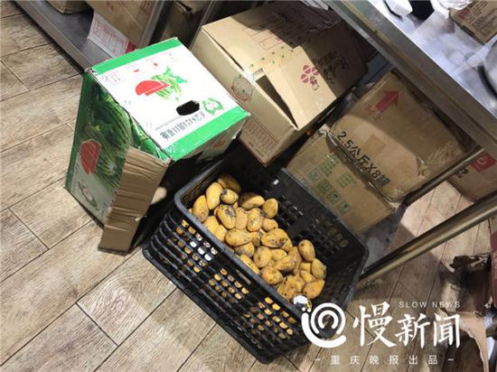 接近腐烂的芒果还有不少