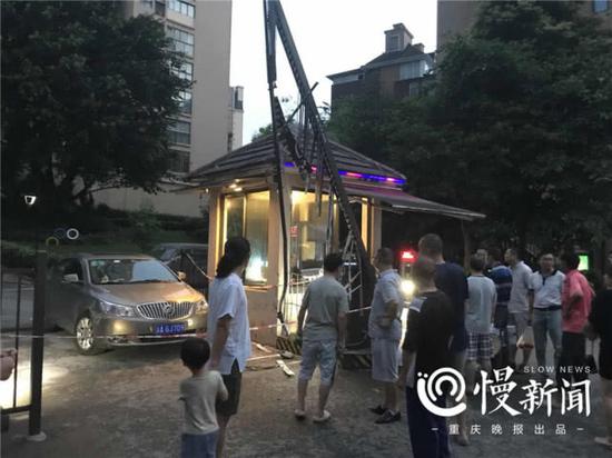 收费杆已被撞得稀烂