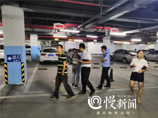 街道、派出所等部门人员正在查看车库情况