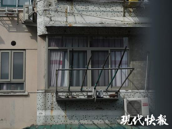 △事发婚房的窗户窗帘紧紧拉着