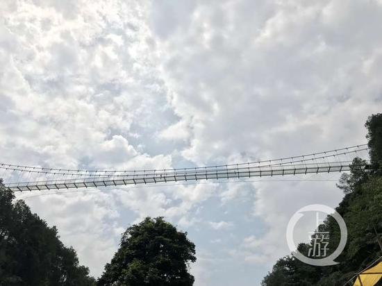 △迎龙峡景区的5D玻璃桥是西南最长玻璃桥