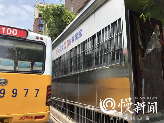 △调度室的水泥墩基座换成了金属杆支撑杆支撑