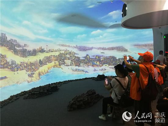 市民在“红岩记忆——数字体验厅”观看裸眼3D影片《重庆大轰炸》。