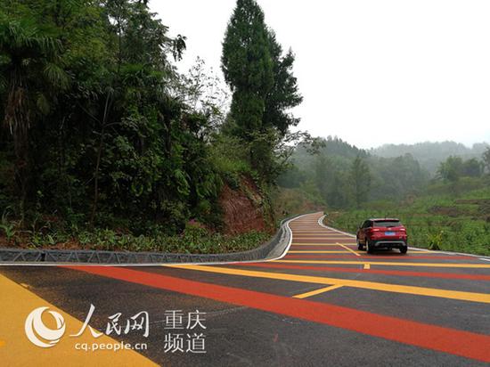村标配公路一景。赵武强 摄