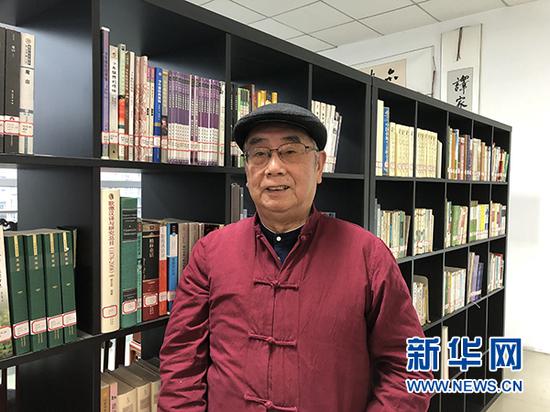 图为杨武能在重庆图书馆“杨武能文献室”内。新华网 陶玉莲 摄
