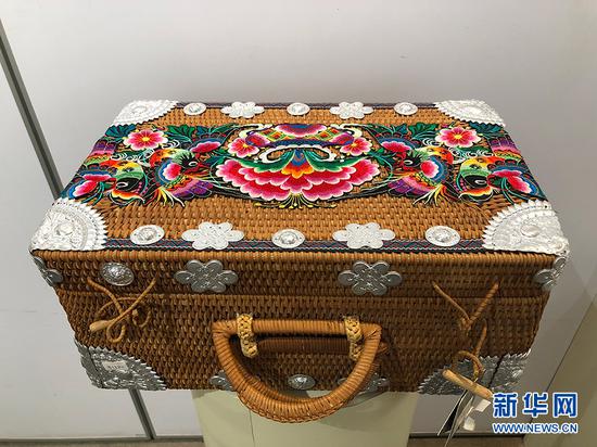 图为展出现场的培训班学员作品。新华网 陶玉莲 摄