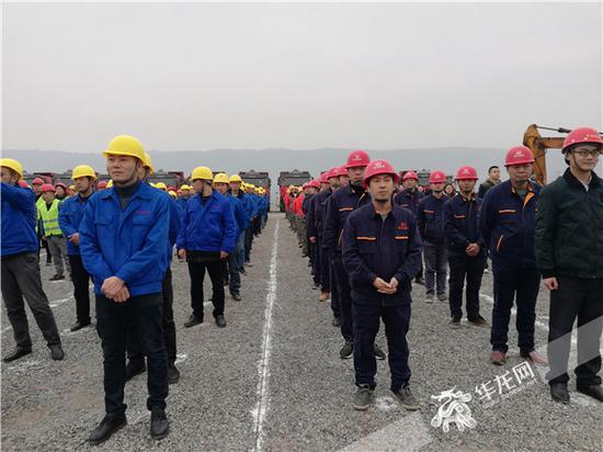 参加开工活动的企业工人。记者 李天春 摄