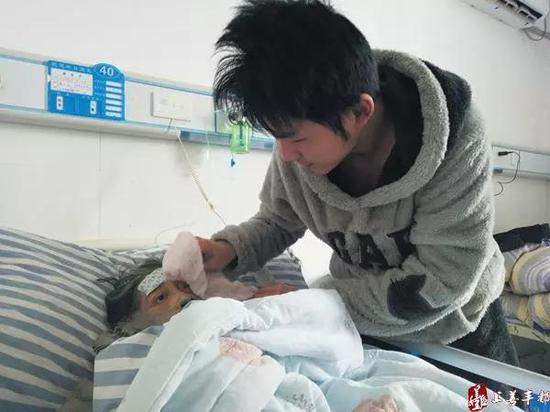 汪小枫给母亲洗脸