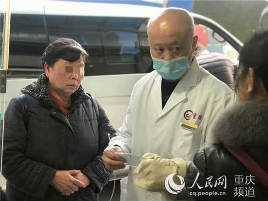 罗华华与逝者家属沟通 石桥铺殡仪馆 供图