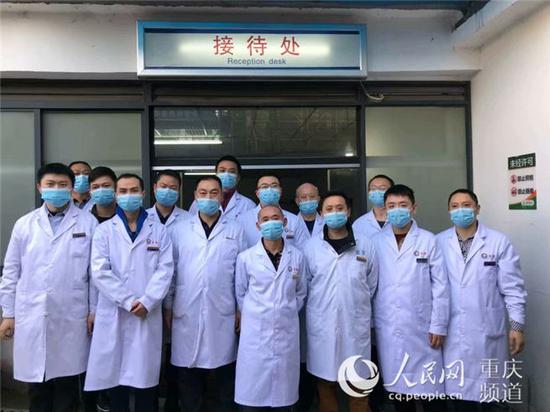 罗华华与殡仪馆同事 石桥铺殡仪馆 供图