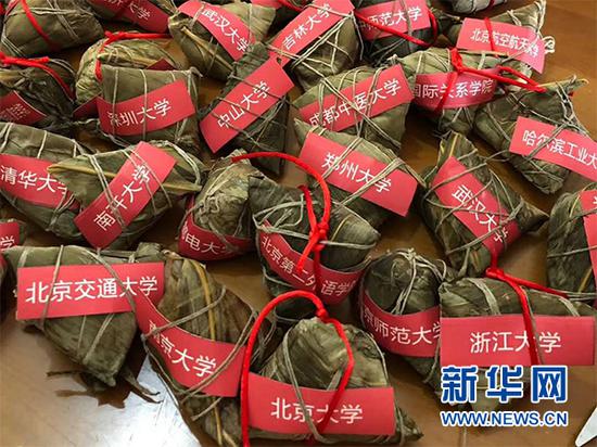 绑着高校名字的粽子。新华网发(受访者供图)