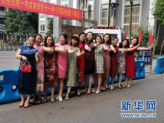 重庆市第十一中学高三(6班)旗袍妈妈合影。新华网发(潘亚芬 摄)