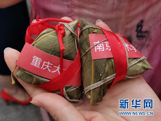 家长领到的粽子。新华网发(潘亚芬 摄)