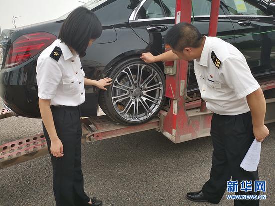 6辆进口整车3日在重庆两路寸滩保税港区完成进口保税仓储功能。新华网发