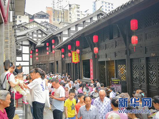 重庆石柱西沱古镇开街。新华网 葛琦 摄