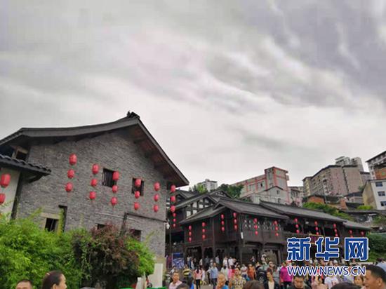 重庆石柱西沱古镇开街。新华网 葛琦 摄
