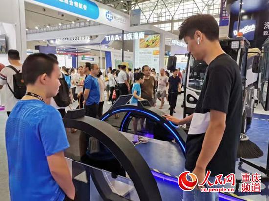市民体验“伸手”进站。谢佳洁 摄