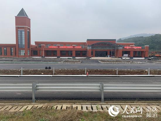 正在加紧施工的荣昌广富服务区。刘政宁 摄