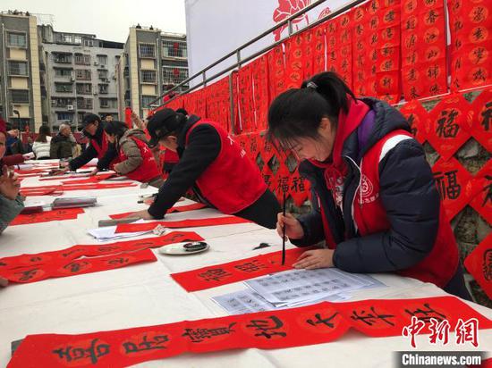 图为社区内举行写春联活动。 钟旖 摄
