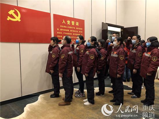 在汉川市人民医院,重庆医疗队员火线入党。重庆市急救医疗中心供图