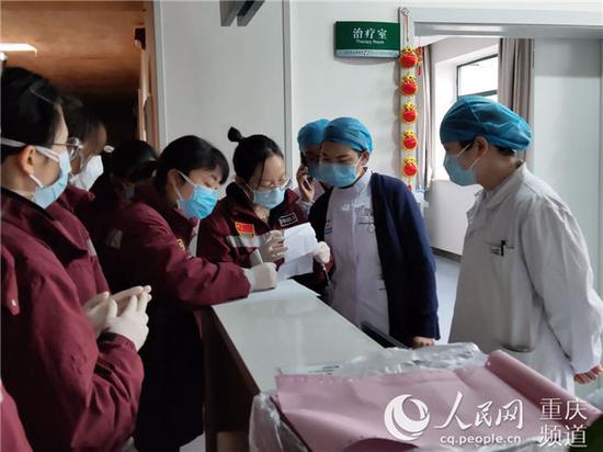 重庆医疗队员与当地医护团队沟通情况。 重庆市急救医疗中心供图