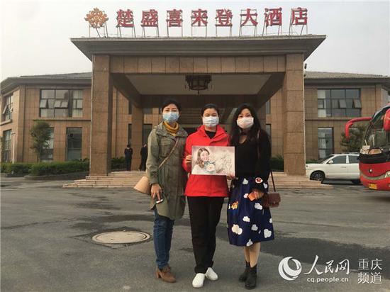 郭晓蓉与送画者合影 受访者供图