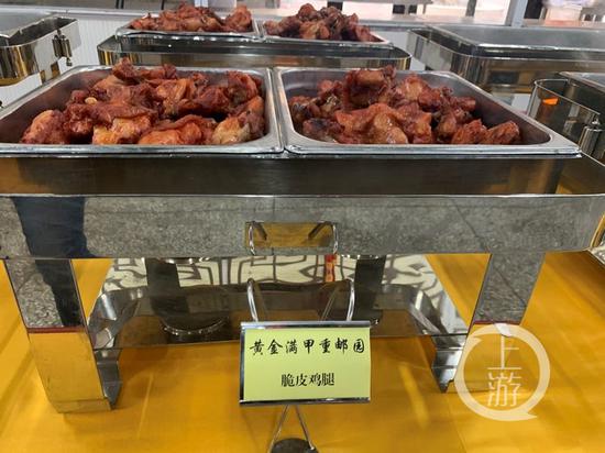 △记者在重庆邮电大学年夜饭的准备现场看到,很多菜品的名字也很有春节特色。
