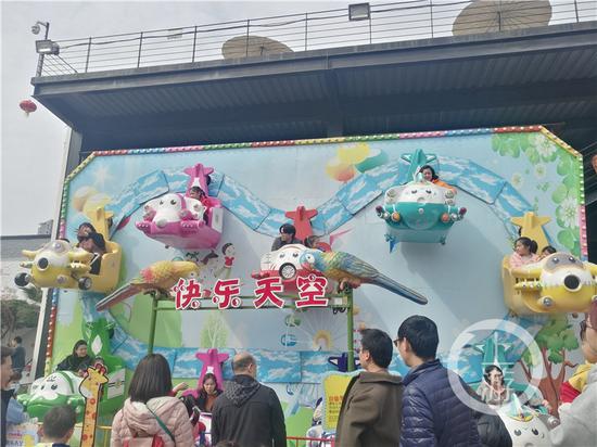 019c534e38e8d77289a999faa45101c0.jpg 天气晴好,美心红酒广场迎来游玩小高峰。