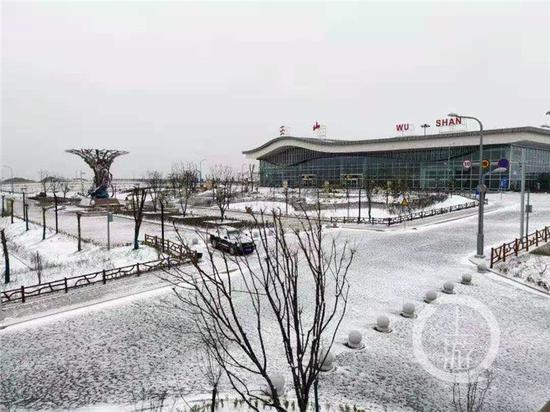 三月的巫山机场被春雪覆盖