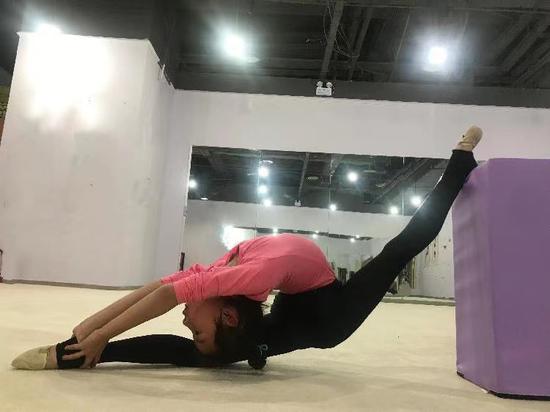 49a5c155e1b7c781c1166a6b194c19eb.jpg 古力女儿练习艺术体操