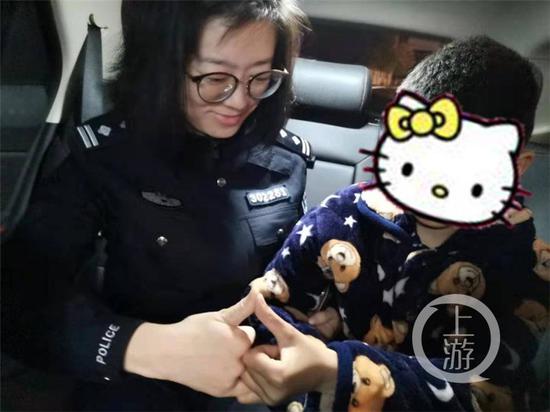 民警和孩子交流
