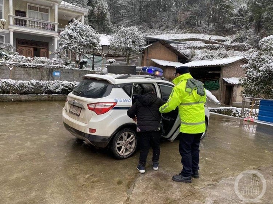 七旬老人乘坐非法运营“摩的” 民警发现后送他回家