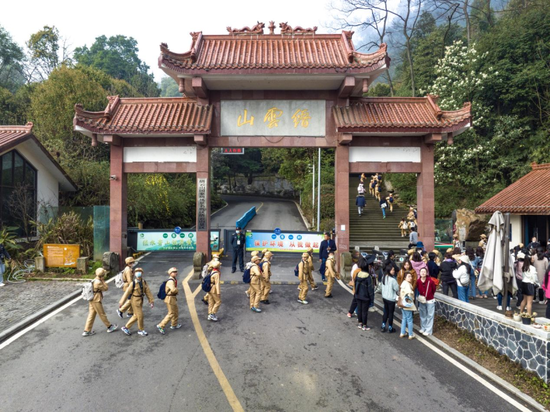 学生们从缙云山大门出发