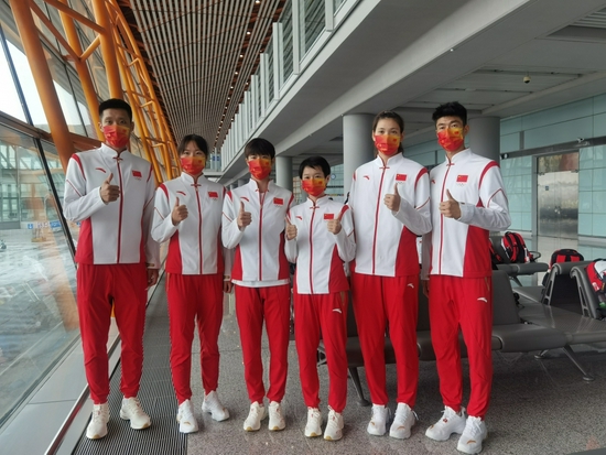 中国跆拳道队前往机场准备出发,右一为赵帅