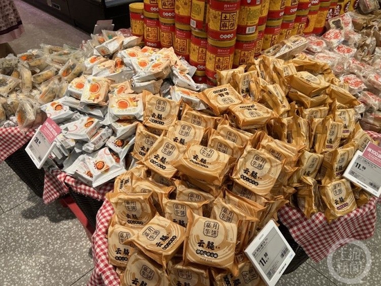 ▲超市内的散装月饼