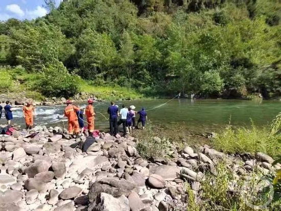 奉节梅溪河突然涨水致11人被困水中 公安、消防合力救援
