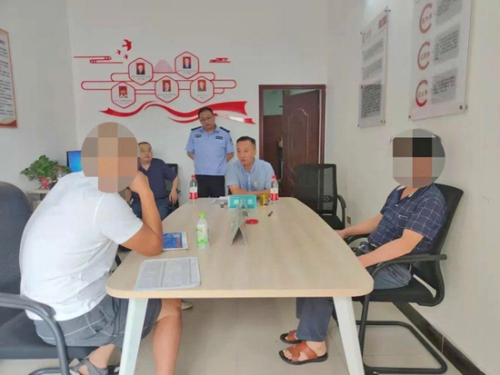 ▲法官在现场对双方当事人进行调解