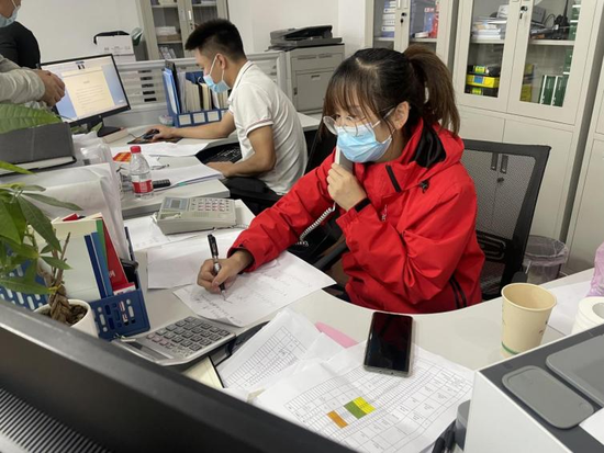 刘欢向来电居民详细了解需求。周舒曼 摄