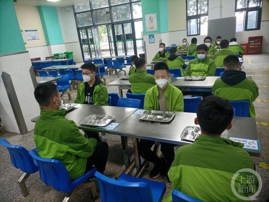 重庆铁路中学学生在食堂进行错峰错时就餐演练